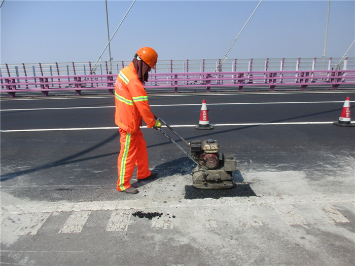 2015年杭州湾跨海大桥钢桥面铺装专项维修工程顺利完工
